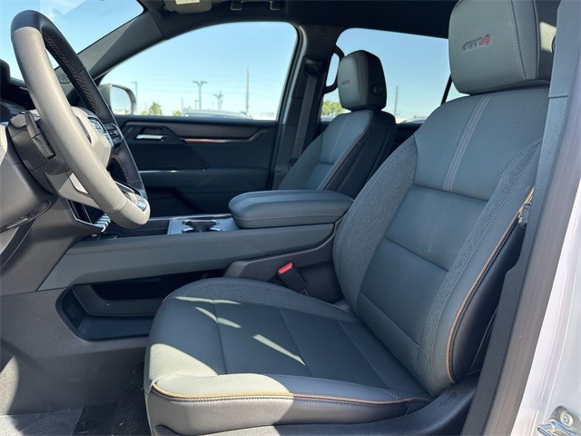 GMC Acadia Vehicle Full-screen Gallery Image 11