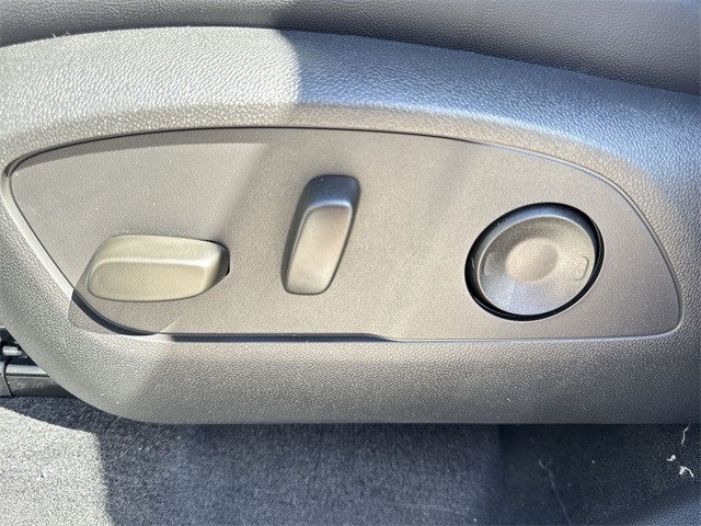 GMC Acadia Vehicle Full-screen Gallery Image 12