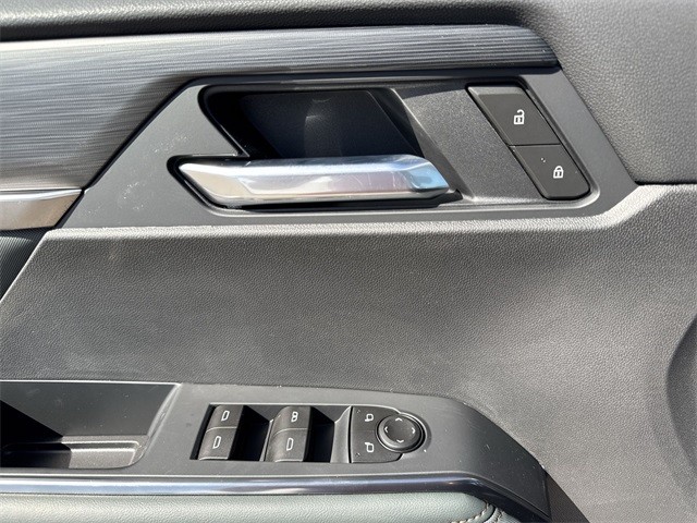 GMC Acadia Vehicle Full-screen Gallery Image 13