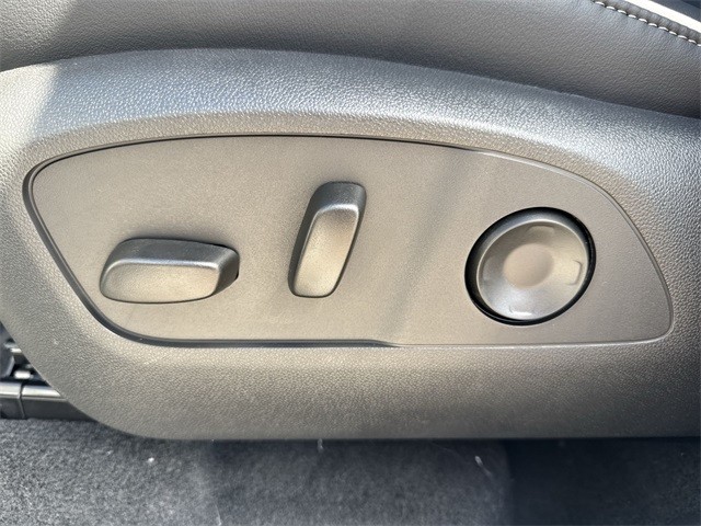 Buick Enclave Vehicle Full-screen Gallery Image 12