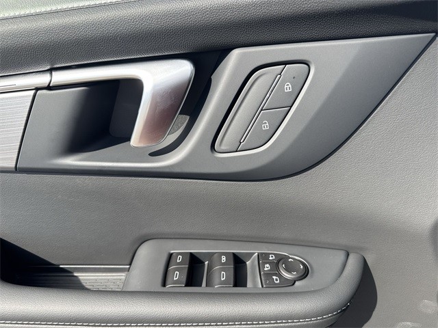 Buick Enclave Vehicle Full-screen Gallery Image 13