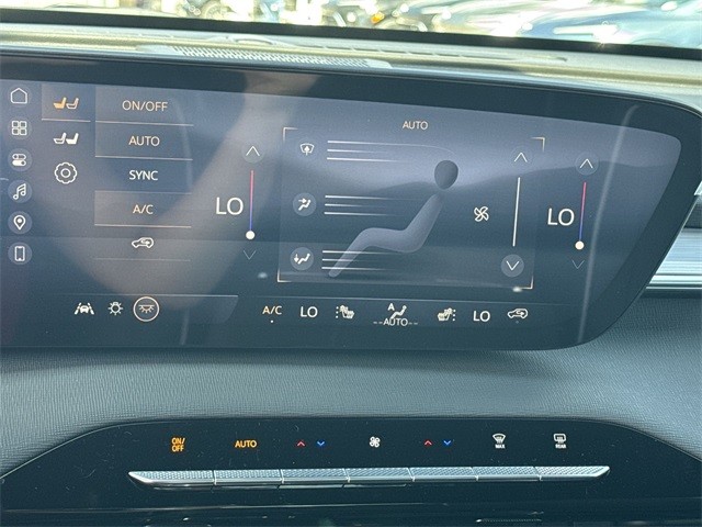 Buick Enclave Vehicle Full-screen Gallery Image 19