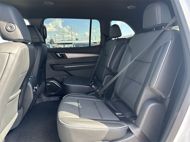 Buick Enclave Vehicle Full-screen Gallery Image 22