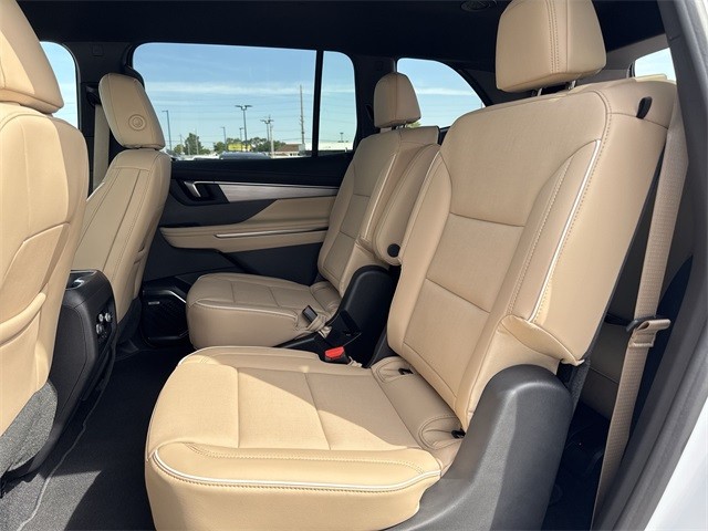 Buick Enclave Vehicle Full-screen Gallery Image 22