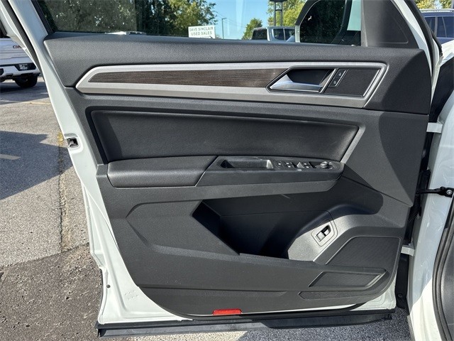 Volkswagen Atlas Vehicle Full-screen Gallery Image 25