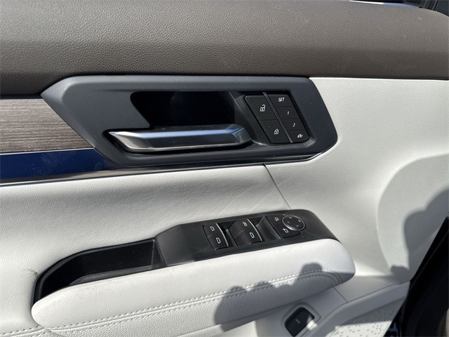 GMC Terrain Vehicle Full-screen Gallery Image 13