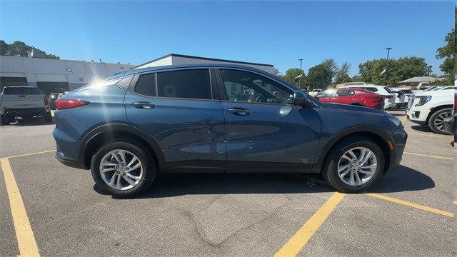 Buick Envista Vehicle Full-screen Gallery Image 09