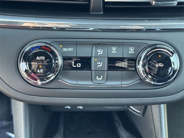 Buick Envista Vehicle Full-screen Gallery Image 18