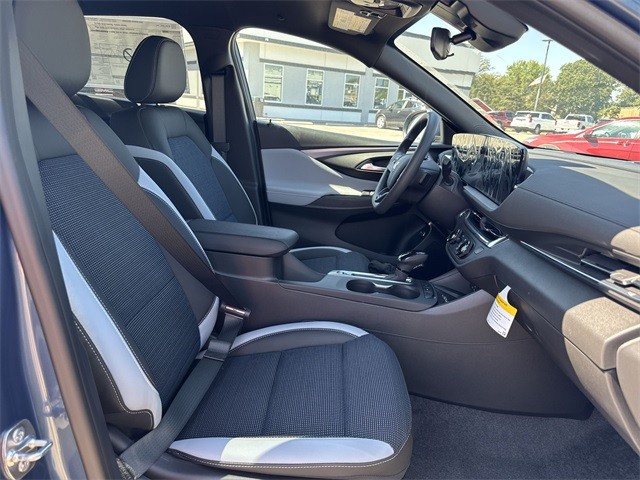 Buick Envista Vehicle Full-screen Gallery Image 23