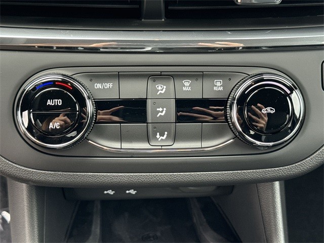 Buick Envista Vehicle Full-screen Gallery Image 18