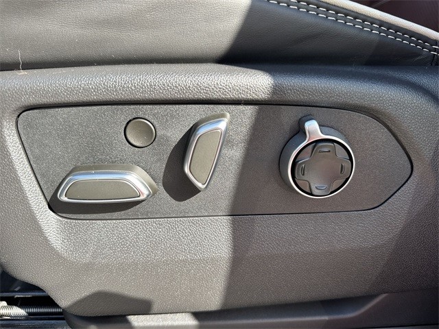 GMC Sierra 2500HD Vehicle Full-screen Gallery Image 12