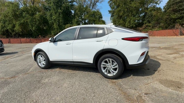 Buick Envista Vehicle Full-screen Gallery Image 06