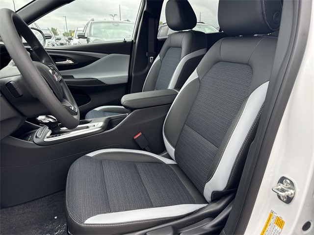 Buick Envista Vehicle Full-screen Gallery Image 11