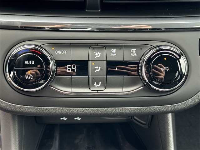 Buick Envista Vehicle Full-screen Gallery Image 18