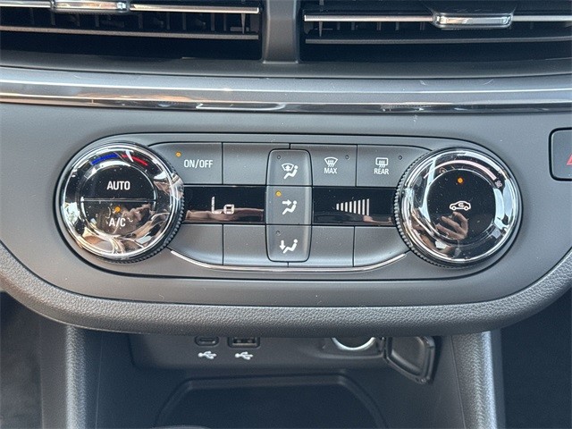 Buick Envista Vehicle Full-screen Gallery Image 18