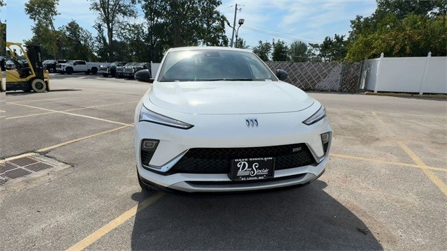 Buick Envista Vehicle Full-screen Gallery Image 03