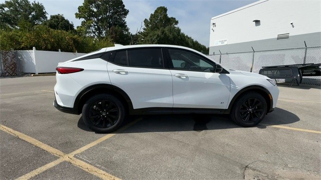 Buick Envista Vehicle Full-screen Gallery Image 09