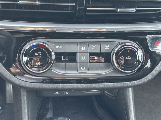 Buick Envista Vehicle Full-screen Gallery Image 18