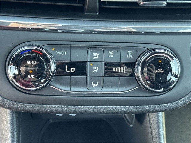 Buick Envista Vehicle Full-screen Gallery Image 18