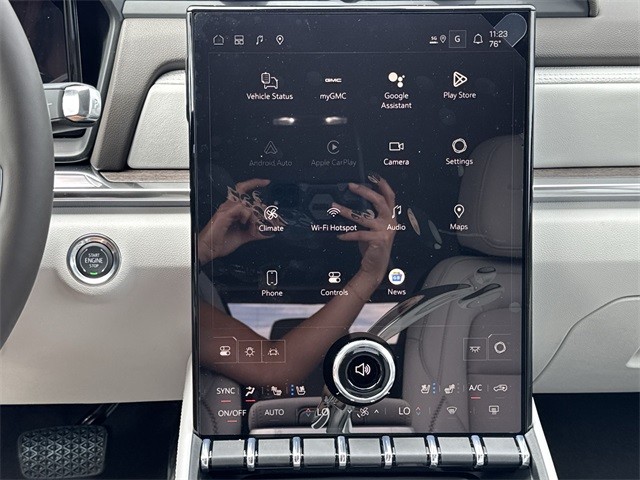 GMC Terrain Vehicle Full-screen Gallery Image 16