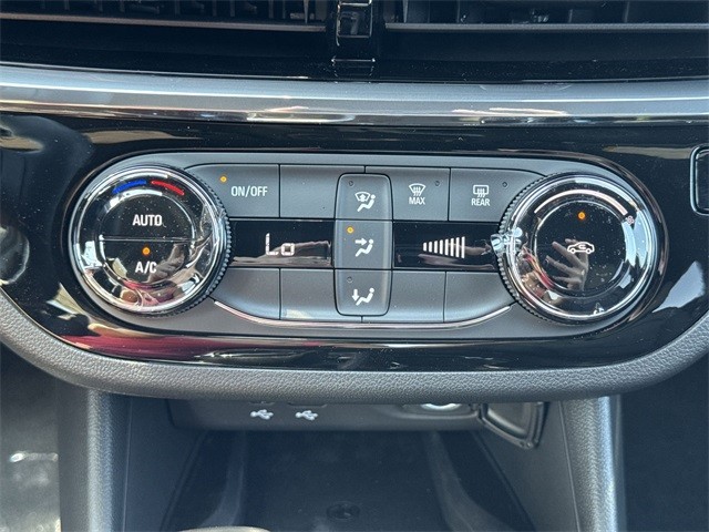 Buick Envista Vehicle Full-screen Gallery Image 18