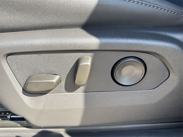 GMC Sierra 1500 Vehicle Full-screen Gallery Image 12