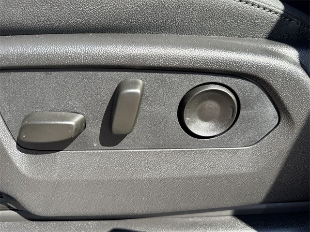 GMC Sierra 1500 Vehicle Full-screen Gallery Image 12