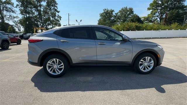 Buick Envista Vehicle Full-screen Gallery Image 09