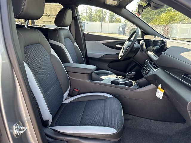 Buick Envista Vehicle Full-screen Gallery Image 23