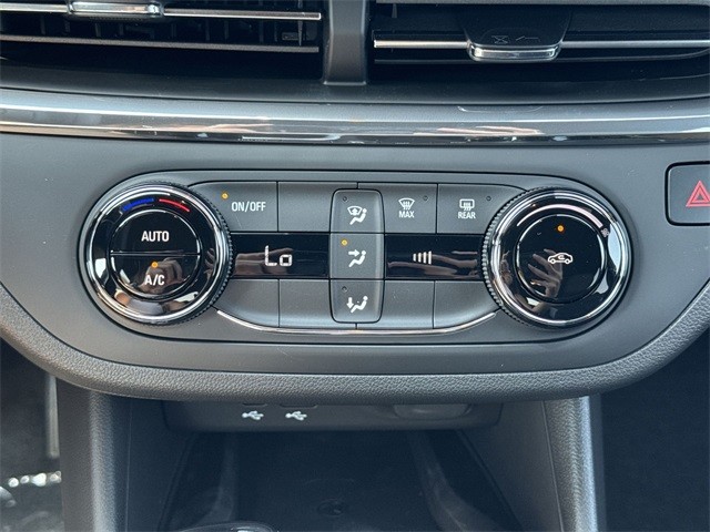 Buick Envista Vehicle Full-screen Gallery Image 18