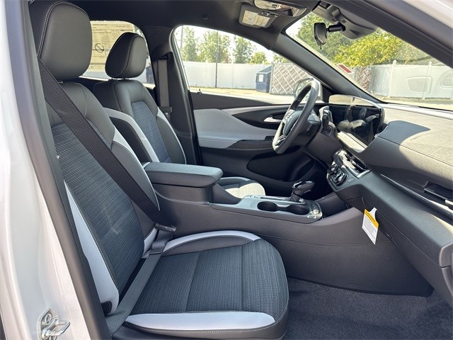 Buick Envista Vehicle Full-screen Gallery Image 23