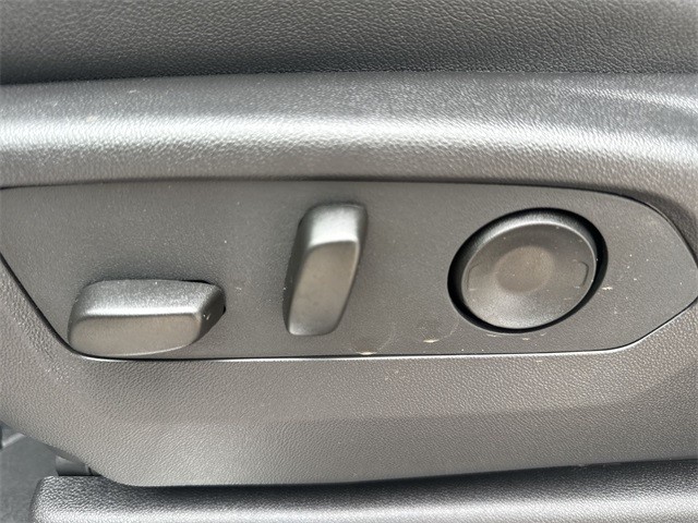 GMC Sierra 1500 Vehicle Full-screen Gallery Image 12