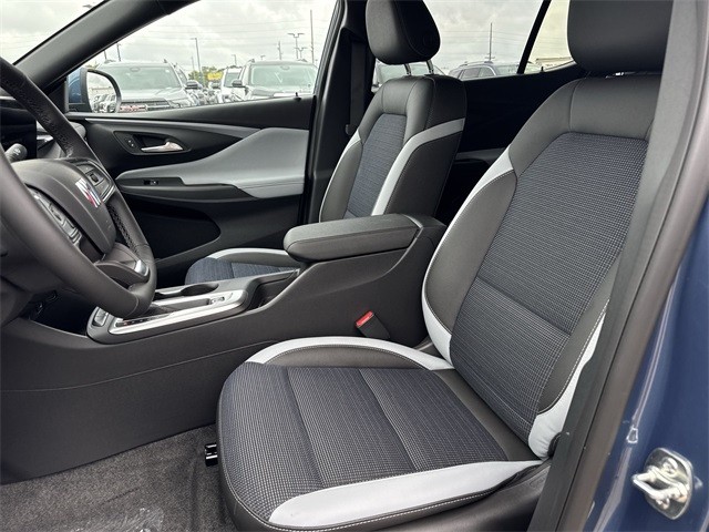 Buick Envista Vehicle Full-screen Gallery Image 11