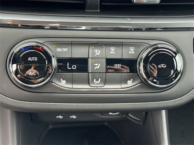 Buick Envista Vehicle Full-screen Gallery Image 18