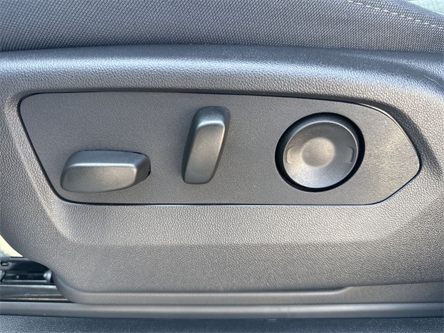 GMC Sierra 1500 Vehicle Full-screen Gallery Image 12