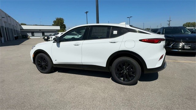 Buick Envista Vehicle Full-screen Gallery Image 06