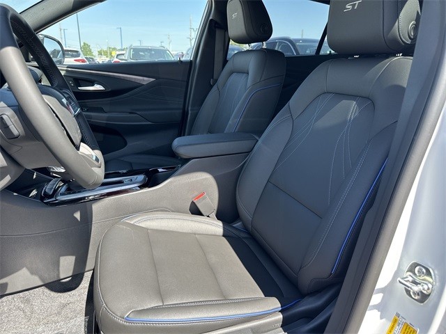 Buick Envista Vehicle Full-screen Gallery Image 11