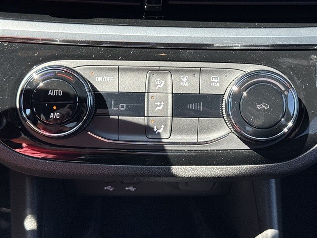 Buick Envista Vehicle Full-screen Gallery Image 18