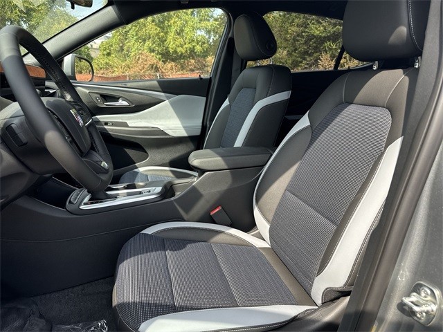 Buick Envista Vehicle Full-screen Gallery Image 11