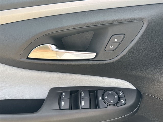Buick Envista Vehicle Full-screen Gallery Image 13