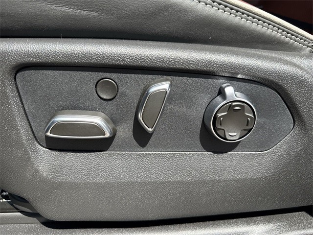 GMC Sierra 1500 Vehicle Full-screen Gallery Image 12