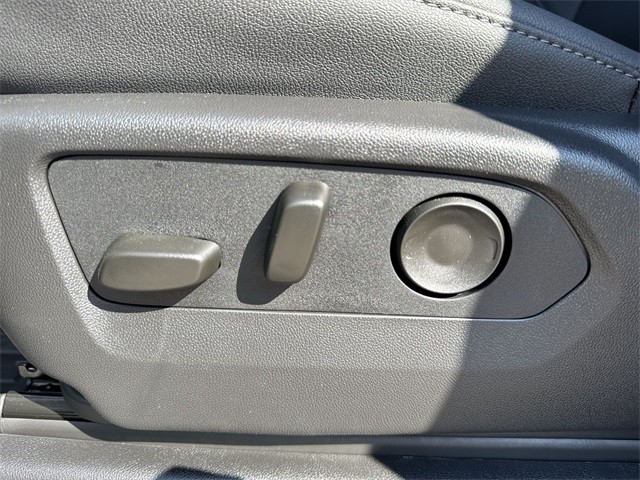 GMC Sierra 1500 Vehicle Full-screen Gallery Image 12