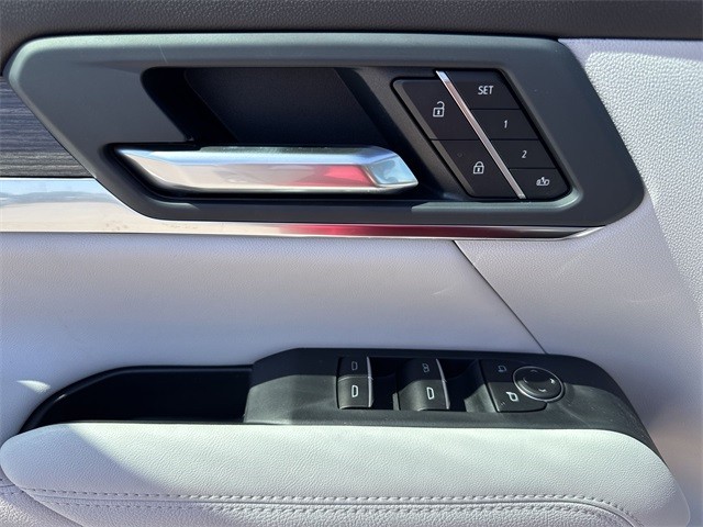 GMC Terrain Vehicle Full-screen Gallery Image 13