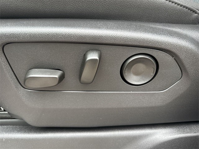 GMC Sierra 1500 Vehicle Full-screen Gallery Image 12