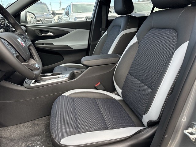 Buick Envista Vehicle Full-screen Gallery Image 11