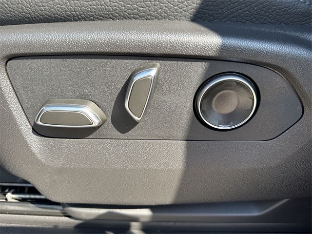 GMC Sierra 1500 Vehicle Full-screen Gallery Image 12