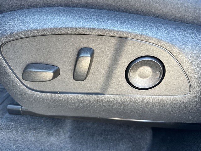 GMC Acadia Vehicle Full-screen Gallery Image 12