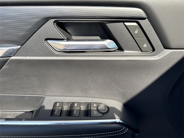 GMC Acadia Vehicle Full-screen Gallery Image 13