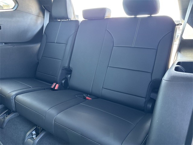 GMC Acadia Vehicle Full-screen Gallery Image 23