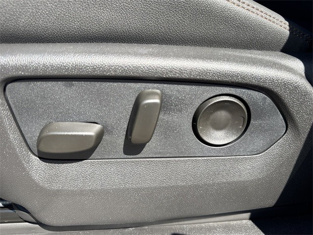 GMC Sierra 1500 Vehicle Full-screen Gallery Image 12